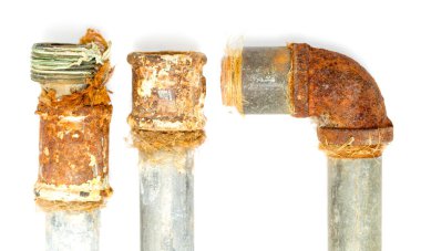 beyaz bir arka plan üzerinde paslı metal boru