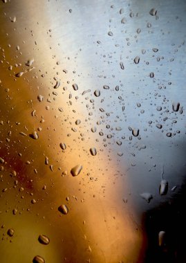 Metal bir yüzeyde su damlaları