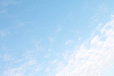 Mavi Gökyüzü bulutlu. Doğa