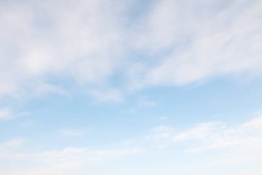 Mavi Gökyüzü bulutlu. Doğa