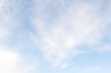 Mavi Gökyüzü bulutlu. Doğa