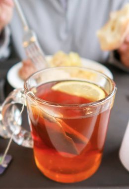 Öğrenci kafede kahvaltı