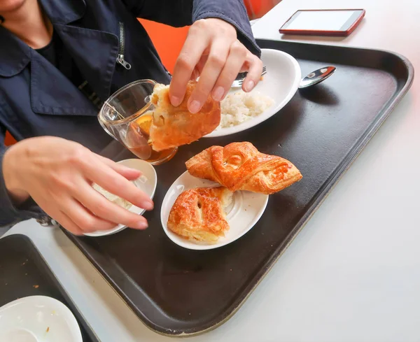 学生のカフェで朝食します — ストック写真