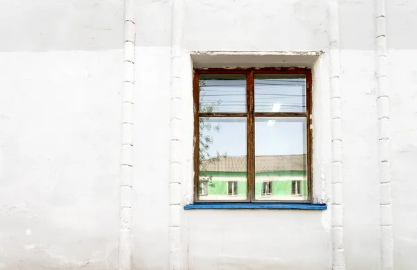 Деревянное Окно Белая Старая Стена — стоковое фото