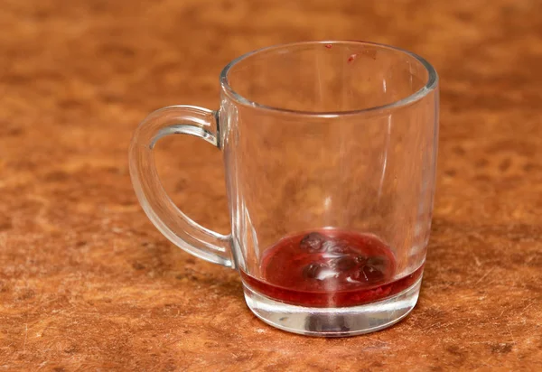 Glasbecher Auf Einem Tisch Mit Tee Boden — Stockfoto