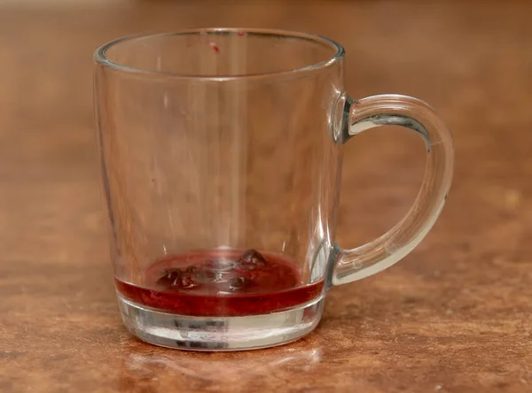 Glasbecher Auf Einem Tisch Mit Tee Boden — Stockfoto