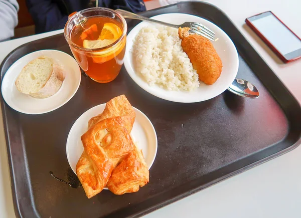 学生のカフェで朝食します — ストック写真