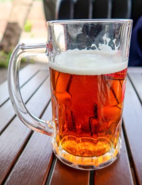 Bira bardağı ahşap bir masa üzerinde