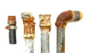 beyaz bir arka plan üzerinde paslı metal boru