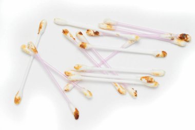 Kulak balmumu bir pamuklu çubukla üzerinde cerumen