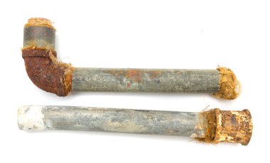 beyaz bir arka plan üzerinde paslı metal boru