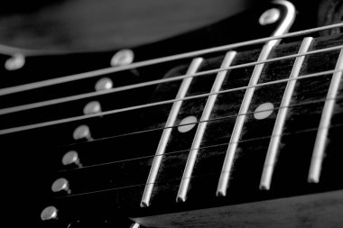 bir gitar closeup iplerde bölme