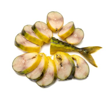 Uskumru dilimler beyaz bir arka plan üzerinde füme