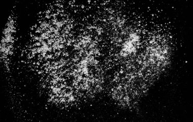 Siyah arkaplanda soyut beyaz toz.