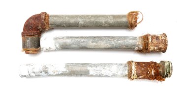 beyaz bir arka plan üzerinde paslı metal boru