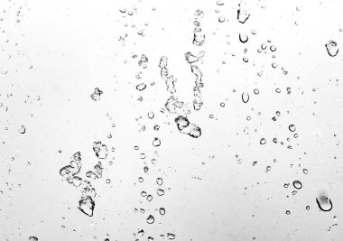 Yağmurdan sonra bardağa su damlıyor.