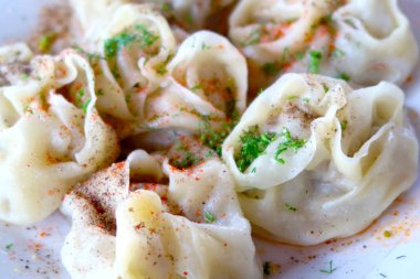 Manta ışınları bir tabakta yemek