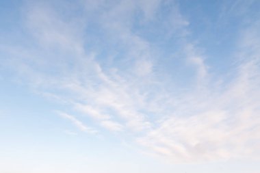 Mavi Gökyüzü bulutlu. Doğa