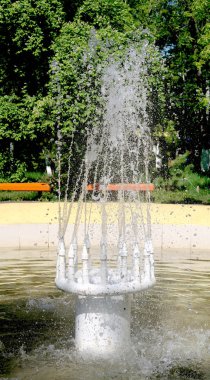 Parkta, su sıçramalarına Çeşme