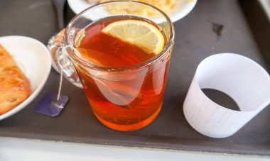 Öğrenci kafede kahvaltı