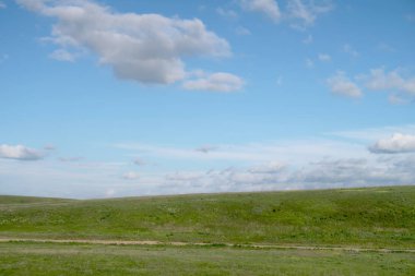 Yeşil bozkır hills güneşli