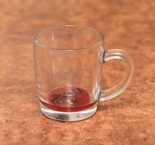 Glasbecher Auf Einem Tisch Mit Tee Boden — Stockfoto