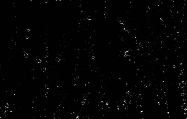 在漆黑的窗口雨后的水滴 — 图库照片
