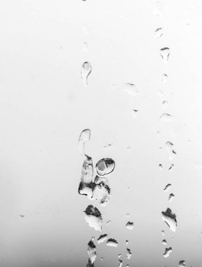 Camdaki yağmur damlaları