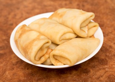 masaya bir tabak krep