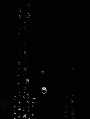 Siyah arkaplanda su damlası