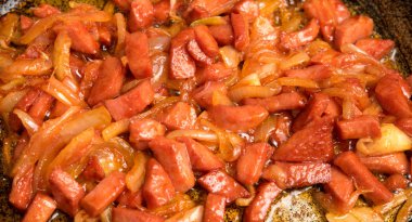 soğanlı ızgara sosis dilimleri