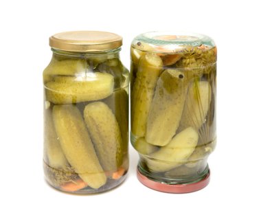 Beyaz arka plan üzerinde izole salatalık turşusu ile Cam Kavanoz