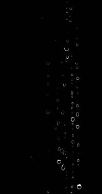 Siyah arkaplanda su damlası