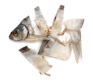 beyaz zemin üzerinde kurumuş tuzlu balık