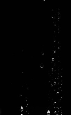 Siyah arkaplanda su damlası