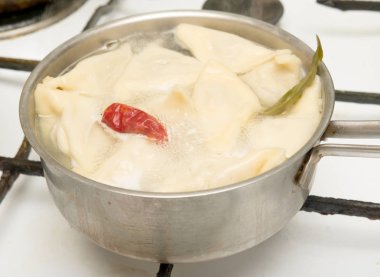 Hıngel Mantı siyah arka plan üzerine