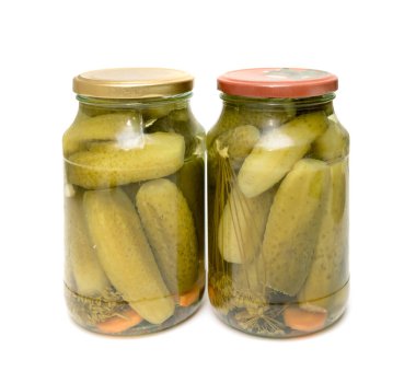 Beyaz arka plan üzerinde izole salatalık turşusu ile Cam Kavanoz