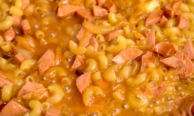 soslu kızarmış noodle