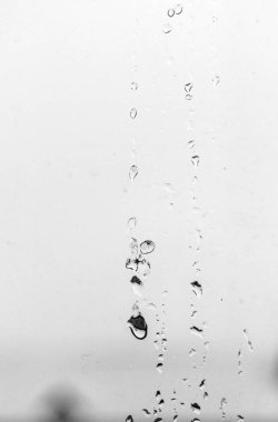 Camdaki yağmur damlaları