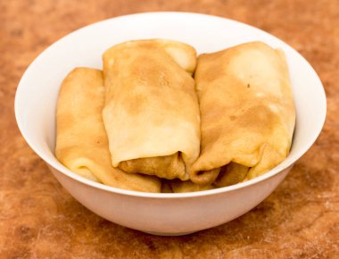 masaya bir tabak krep