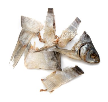 beyaz zemin üzerinde kurumuş tuzlu balık