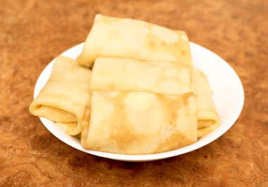 masaya bir tabak krep