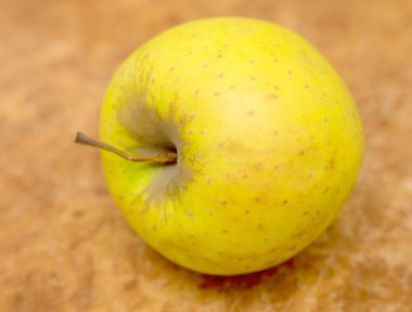 Masanın üzerine sarı elma