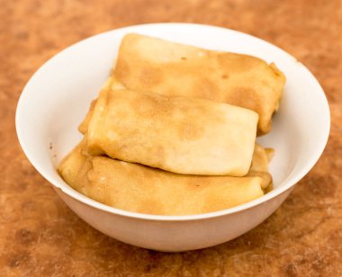 masaya bir tabak krep