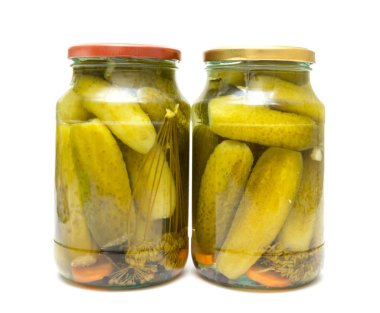 Beyaz arka plan üzerinde izole salatalık turşusu ile Cam Kavanoz