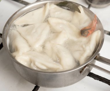 Hıngel Mantı siyah arka plan üzerine