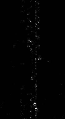 Siyah arkaplanda su damlası