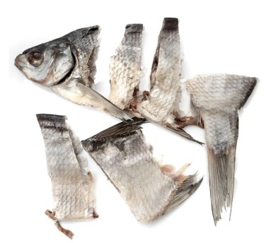 beyaz zemin üzerinde kurumuş tuzlu balık