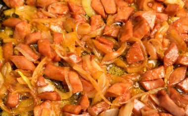 soğanlı ızgara sosis dilimleri