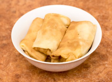 masaya bir tabak krep